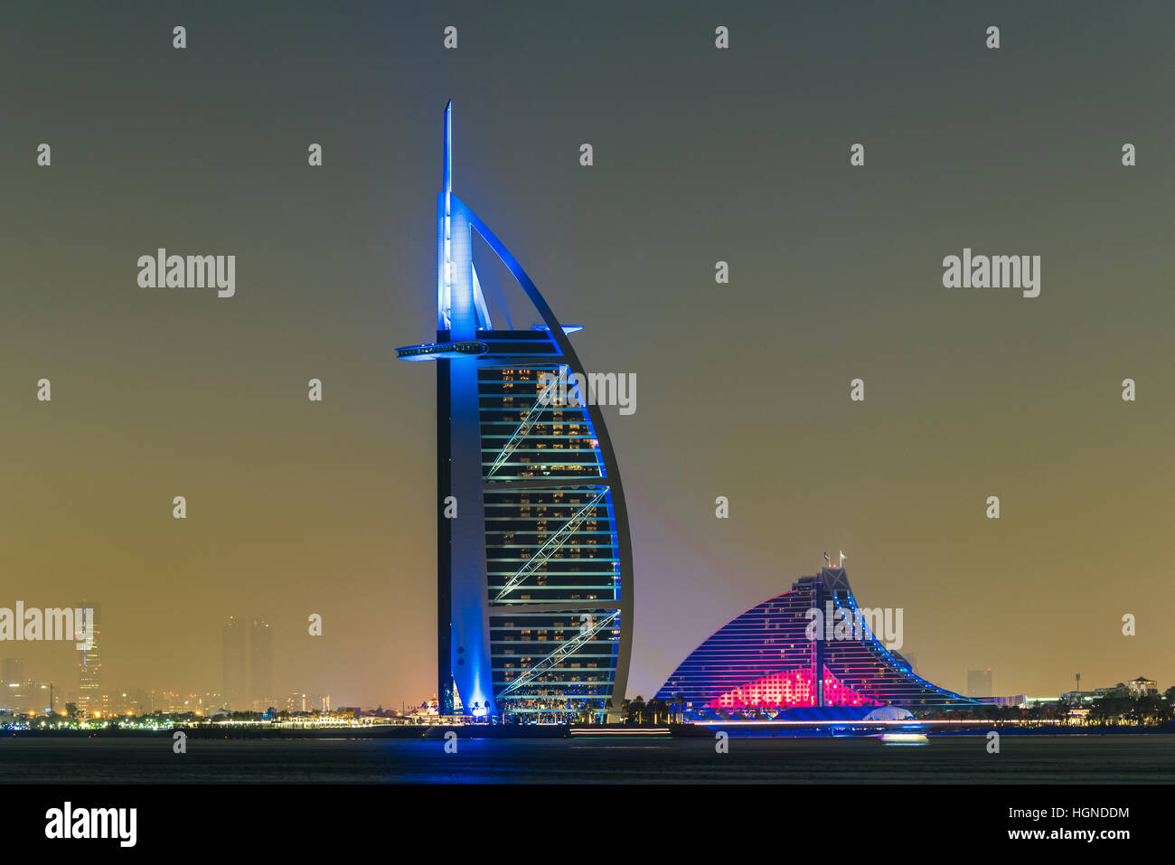 Nachtansicht des Burj al Arab und Jumeirah Beach Hotel, Dubai, Vereinigte Arabische Emirate Stockfoto