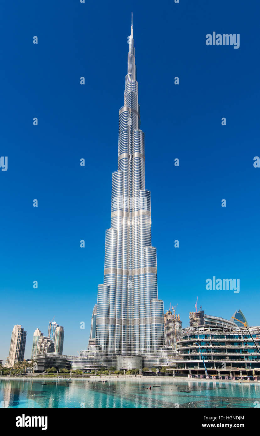 Niedrigen Winkel Ansicht der Wolkenkratzer Burj Khalifa, Dubai, Vereinigte Arabische Emirate Stockfoto