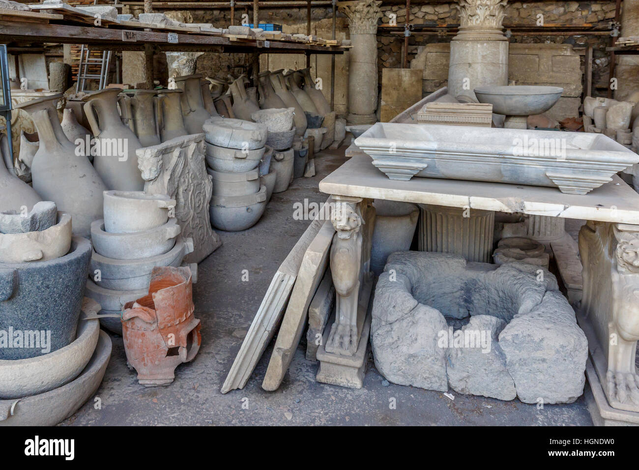 Lagermöglichkeit für Artefakte an die archäologische Stätte von Pompeji, Kampanien, Süditalien. UNESCO-Weltkulturerbe. Stockfoto