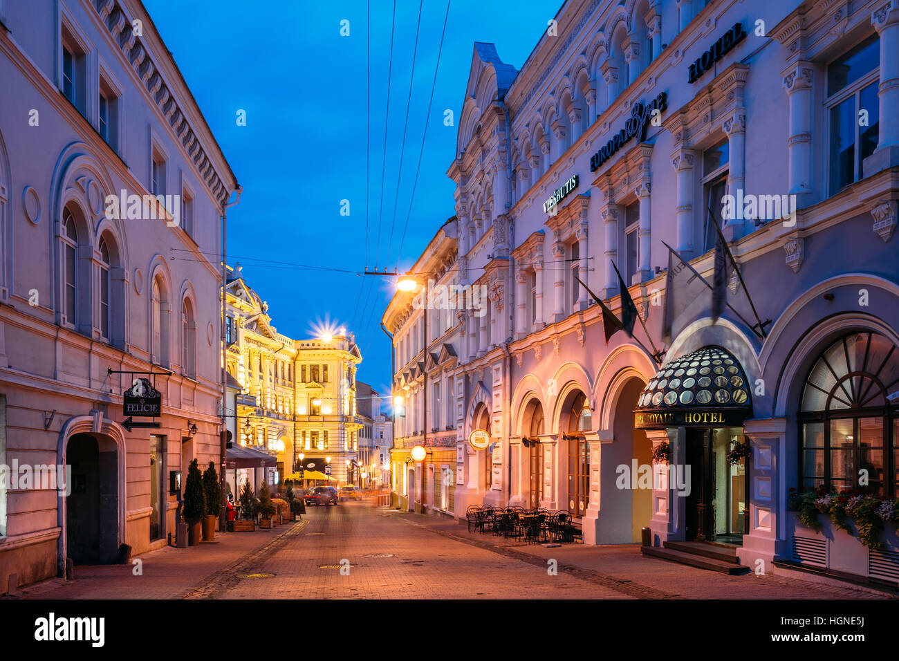 Vilnius, Litauen - 8. Juli 2016: Seitenansicht der Fassade des Europa Royale Hotelgebäude auf Ausros Vartu Straße In Abendhelle Beleuchtung, berühmten L Stockfoto