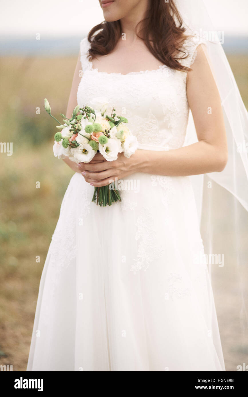 Brautstrauß. Schöner Blumenstrauß in verschiedenen Farben in die Hände der Braut Stockfoto