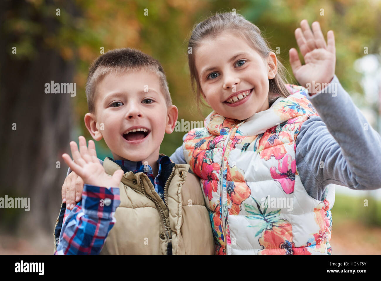 Niedliche Kleine Kinder Winken Hallo Im Park Stockfotografie Alamy