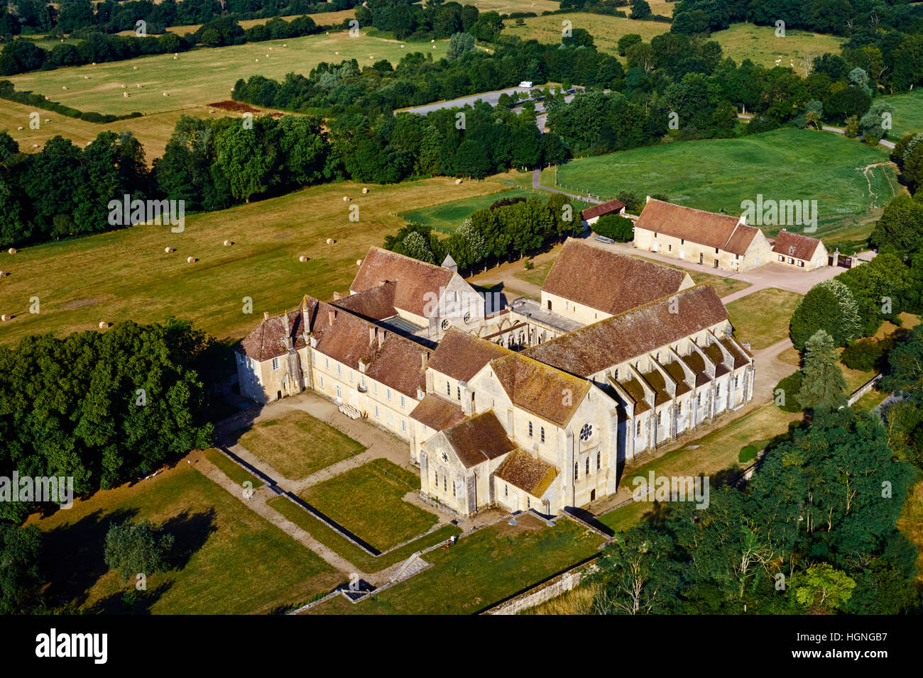 Frankreich, Cher (18), Berry, Noirlac Abbey, 12. bis 14. Jahrhundert, Zisterzienser, aerial View, Jacques Coeur Straße Stockfoto