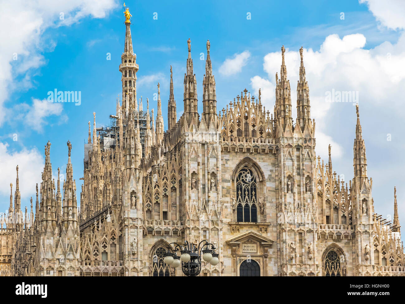 Detailansicht Fassade des Duomo di Milano (Mailand Kathedrale), Mailand, Italien. Blauer Himmelshintergrund Stockfoto