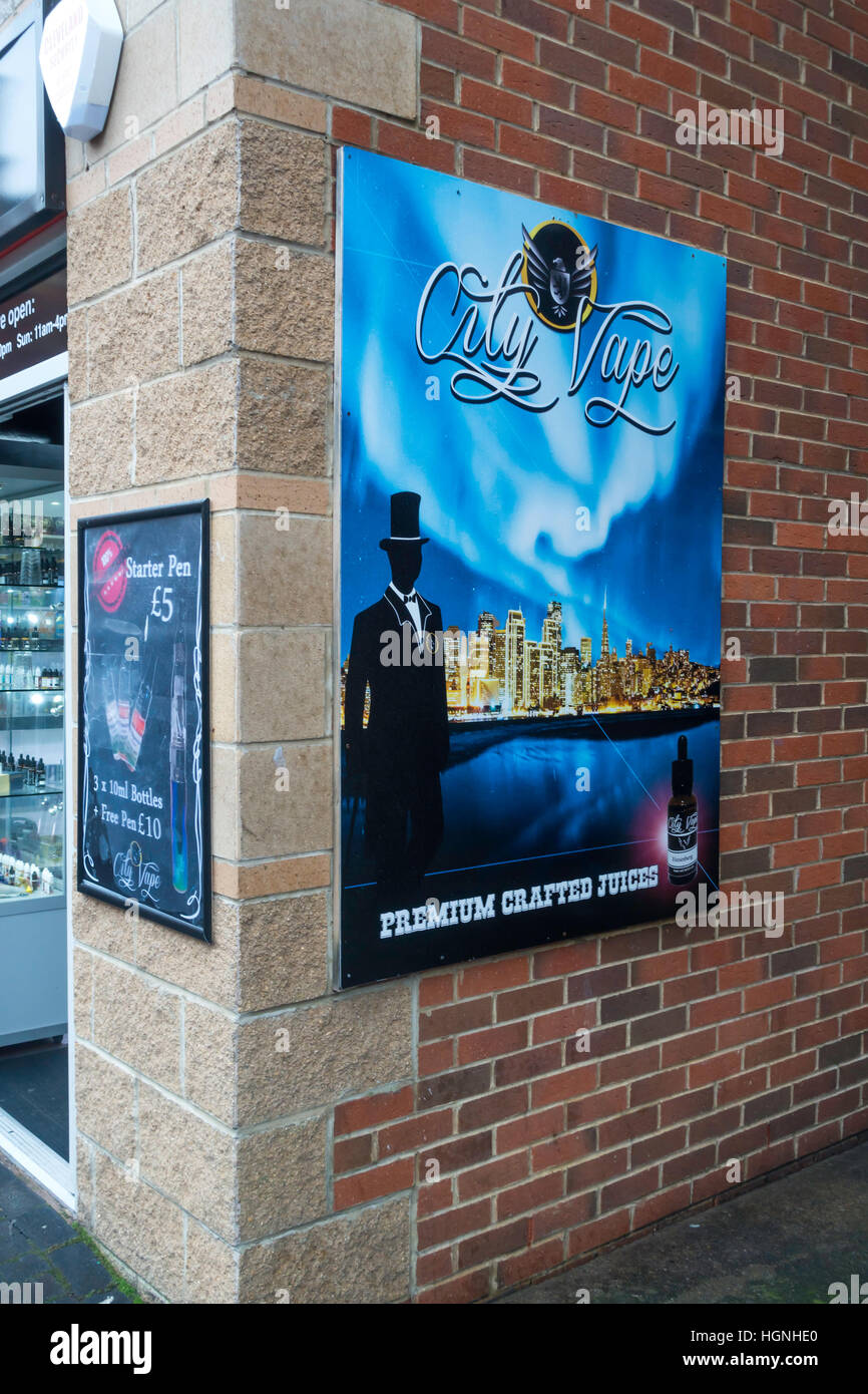 Werbung auf Stadt Vape einen kleinen Laden mit elektronischen Zigaretten Stockfoto