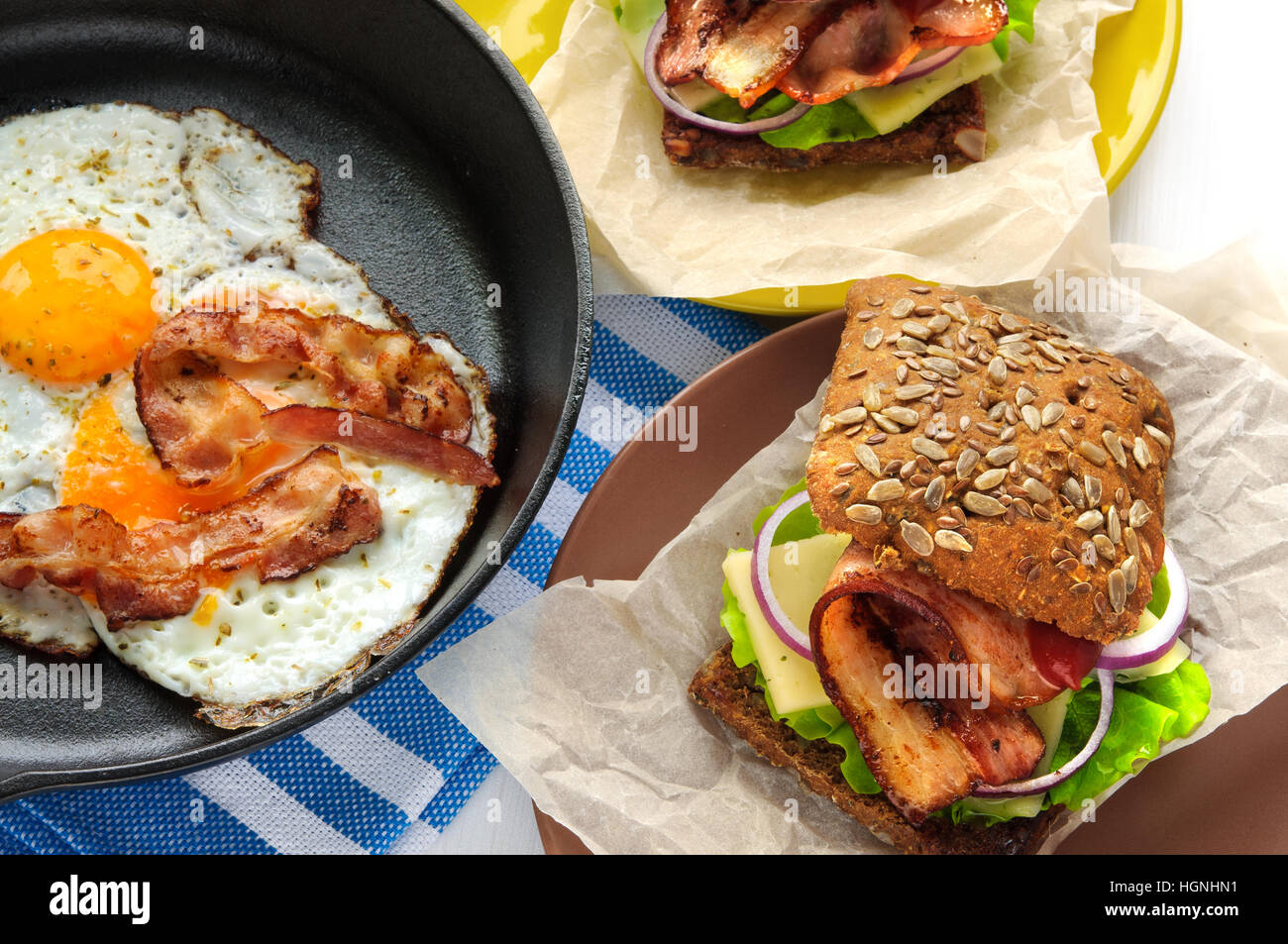 OUTSET Speck Presse Aus Gusseisen – Mit Holzgriff, Für Grill Und Pfanne, 17x10 Cm