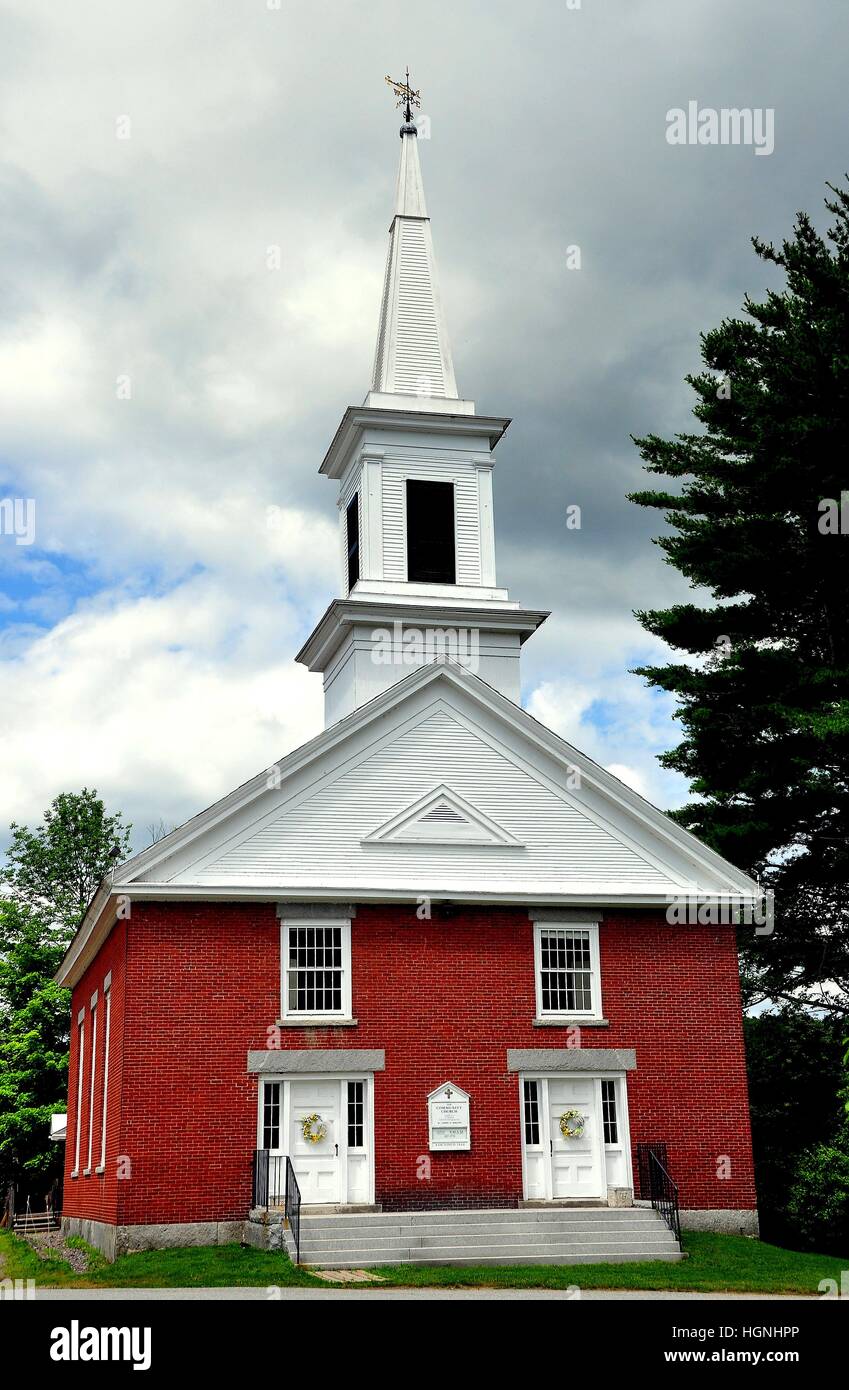 Harrisville, New Hampshire - 12. Juli 2013: The Community Church in einfache Ziegel und Holz-Stil mit einem einfachen Turm gebaut Stockfoto