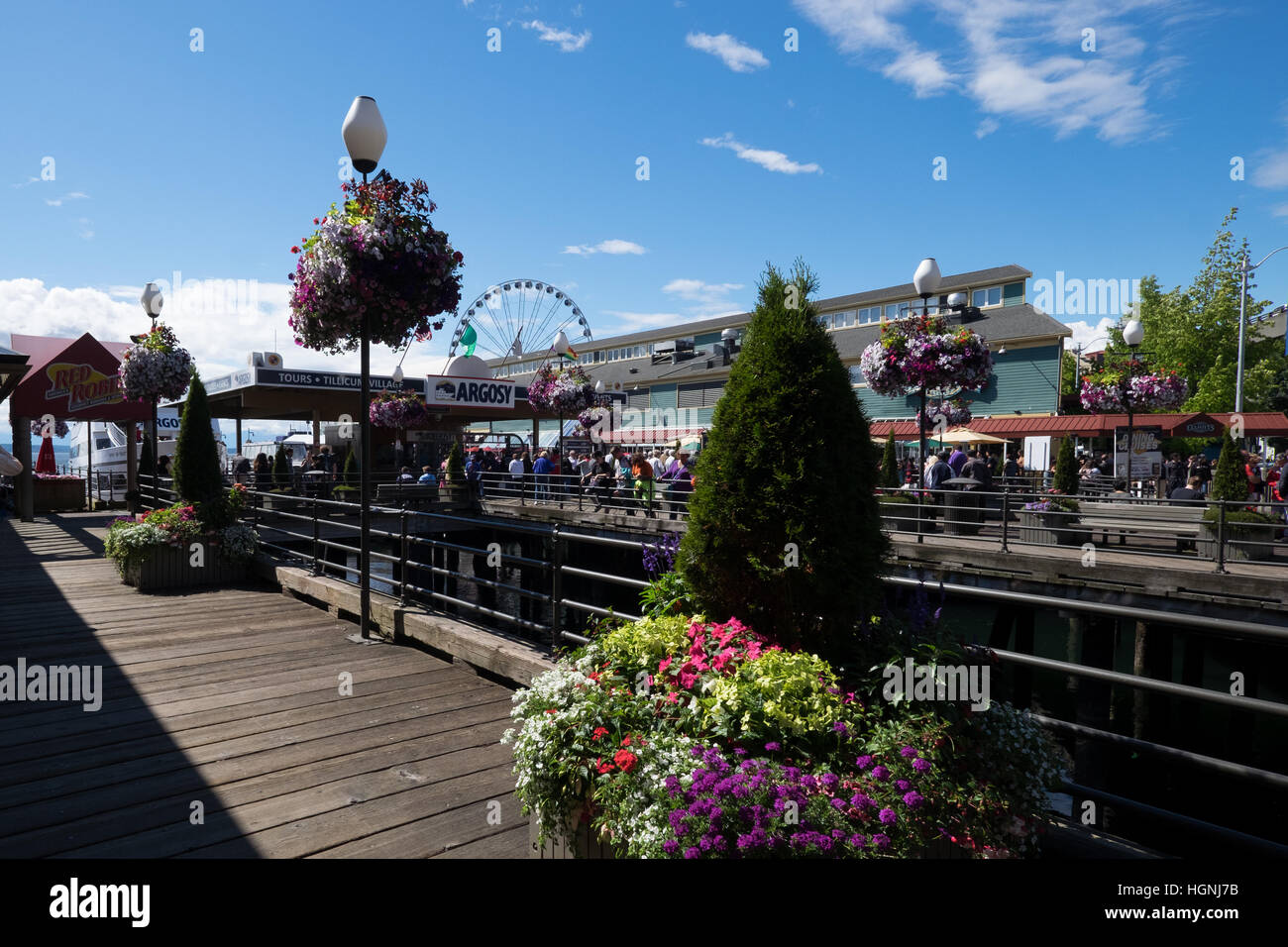 Der Uferpromenade im Zentrum von Seattle, blickt Richtung Puget Sound. Besucher können in der Ansicht oder besuchen Sie Sehenswürdigkeiten und Attraktionen. Stockfoto
