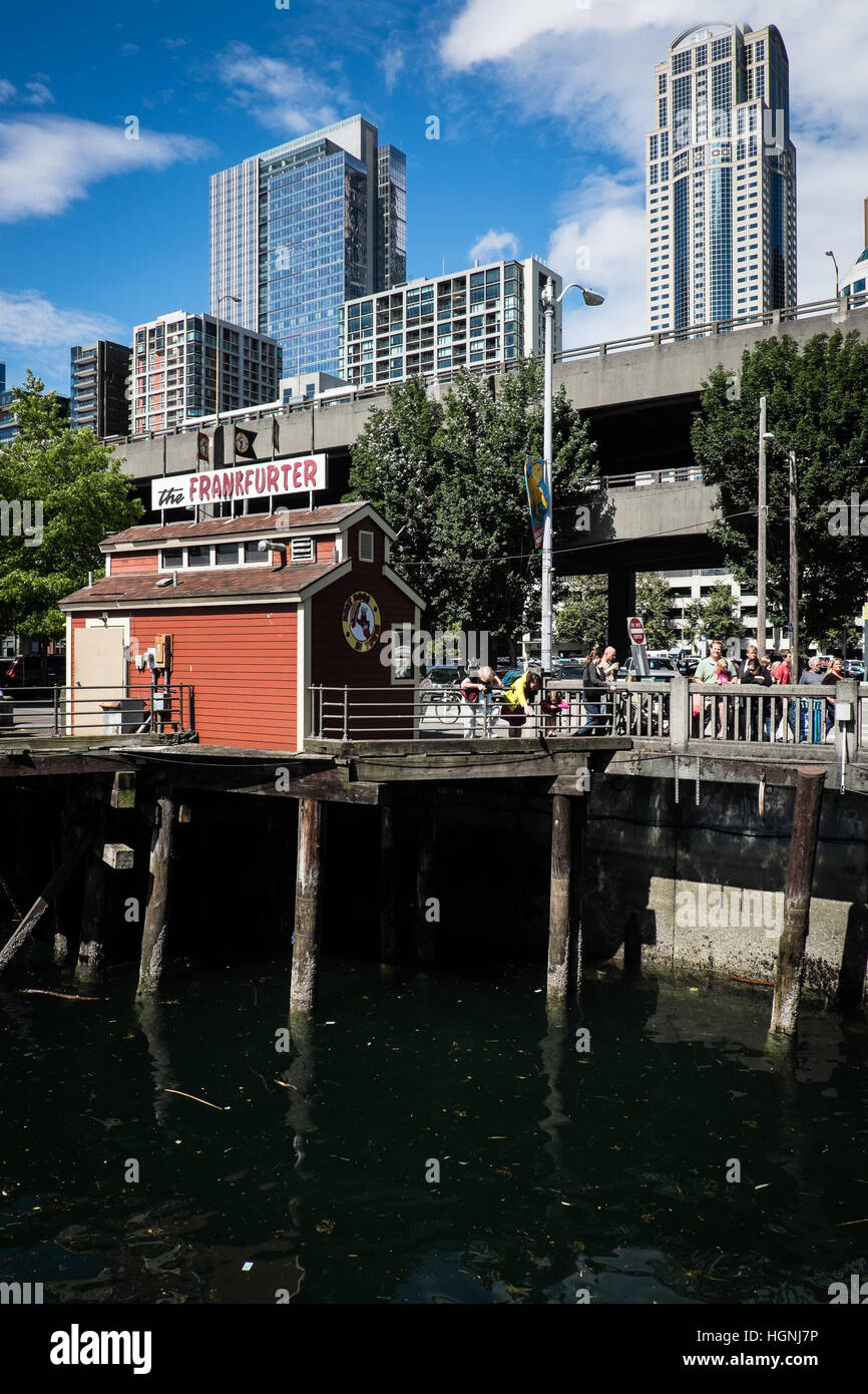 Der Uferpromenade im Zentrum von Seattle, blickt Richtung Puget Sound. Besucher können in der Ansicht oder besuchen Sie Sehenswürdigkeiten und Attraktionen. Stockfoto
