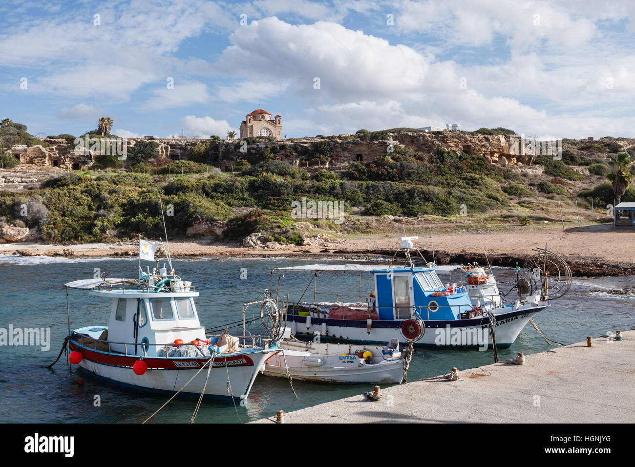 Den Hafen und die Kirche von Agios Georgios, in der Nähe von Pegeia, Zypern. Stockfoto