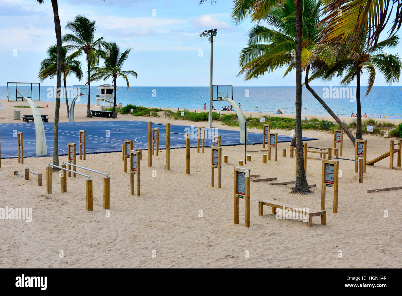 Fort Lauderdale Beach Park, Florida, USA mit öffentlichen Trail Fit Fitness System und Basketball Gerichte Stockfoto