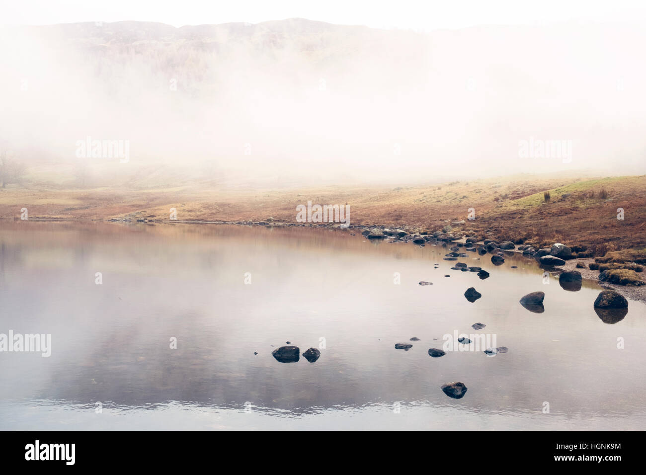 Dunst und Nebel über einem See in den Lake District Nation Park Stockfoto