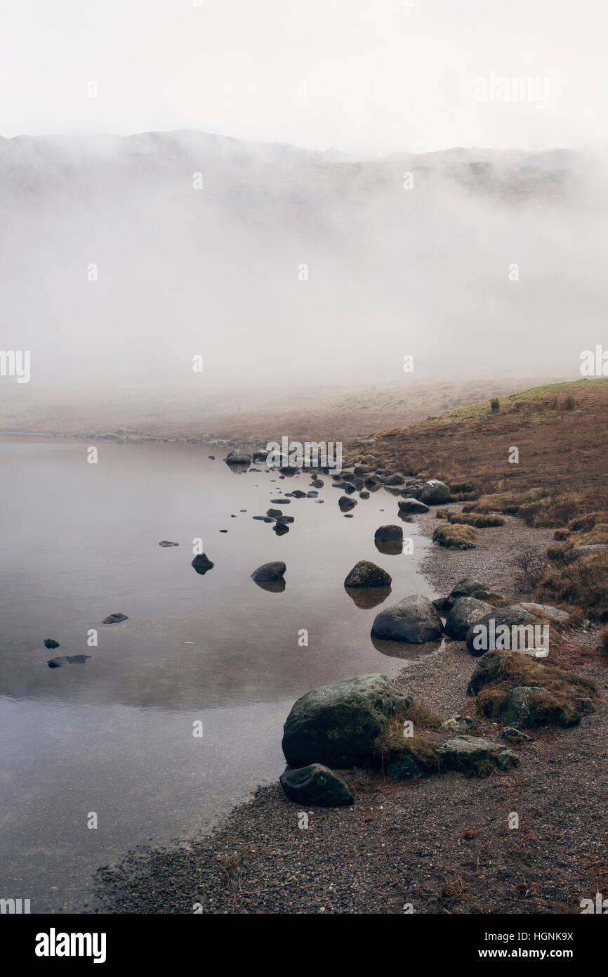 Dunst und Nebel über einem See in den Lake District Nation Park Stockfoto