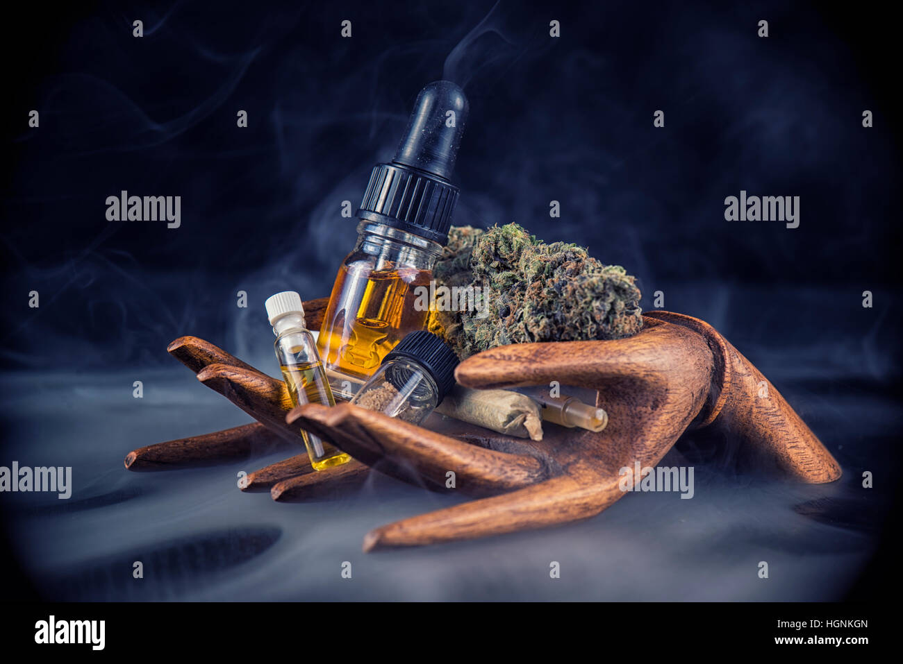 Sortierten Cannabis-Öl-Behälter mit CBD, Nugs, live-Harz und andere thc Extraktionen - medizinisches Marihuana-Konzept Stockfoto