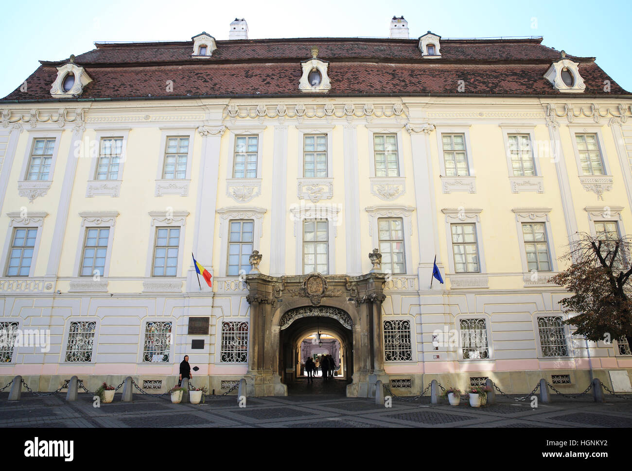 Die schönen alten Palast, das jetzt das Brukenthal National Museum, Piata Mare in Sibiu, Siebenbürgen, Rumänien, Osteuropa Stockfoto