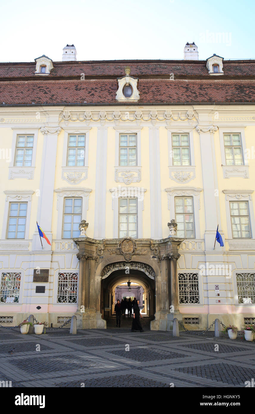 Die schönen alten Palast, das jetzt das Brukenthal National Museum, Piata Mare in Sibiu, Siebenbürgen, Rumänien, Osteuropa Stockfoto