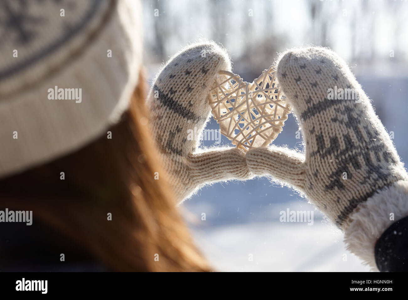 Frau Hand in Hand in Form eines Herzens Stockfoto