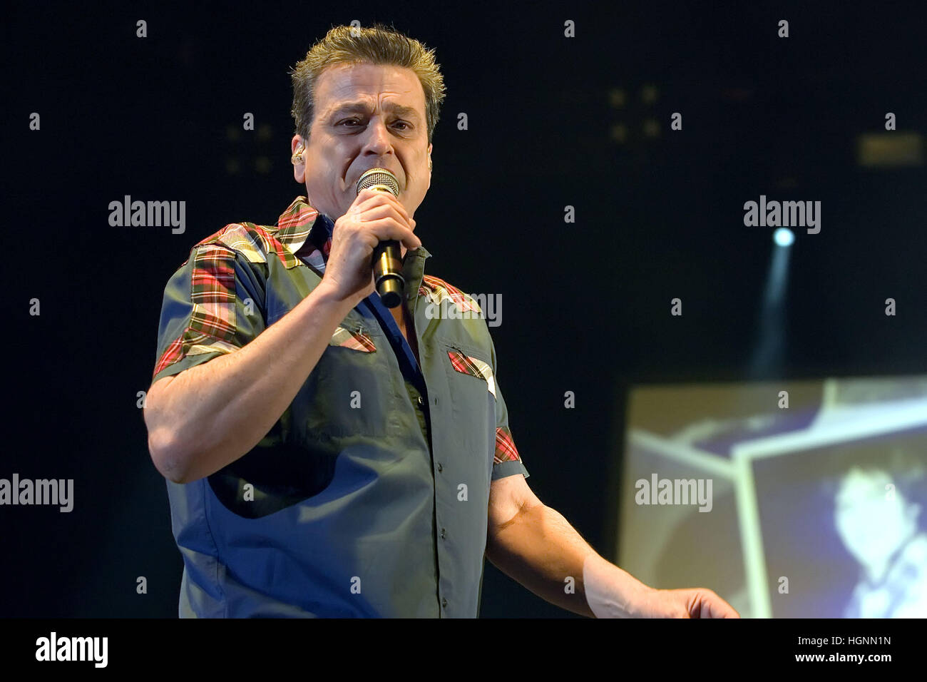 Les McKeown, wie führen Sie die Bay City Rollers, live auf der Bühne im SSE Hydro in SECC in Glasgow. KAMINSKI Foto - muss exklusive Bilder Bay City Rollers Headliner im SSE Hydro in SECC in Glasgow am 11. Dezember 2016 Foto Peter Ka credit Stockfoto