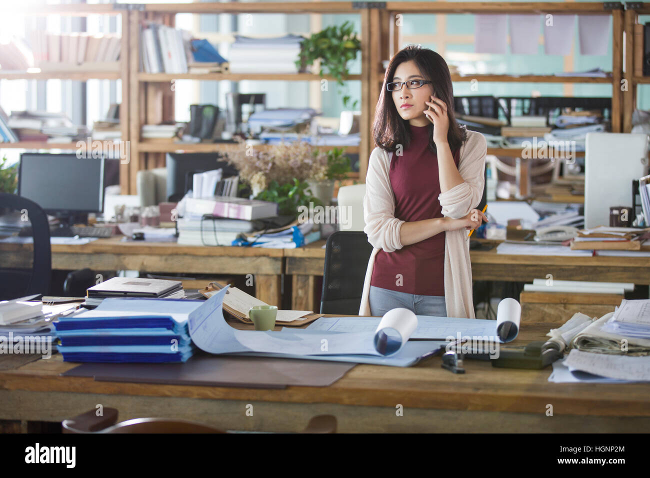 Architektin reden über Handy im Büro Stockfoto