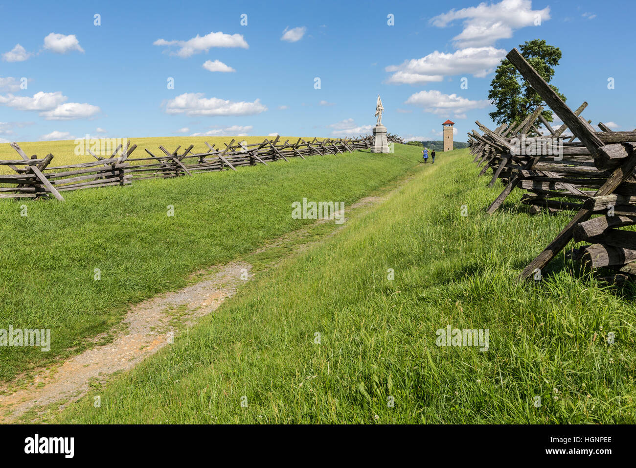 Antietam Battlefield, Maryland.  Hohlweg (blutige Spur).  Aussichtsturm im Hintergrund. Stockfoto
