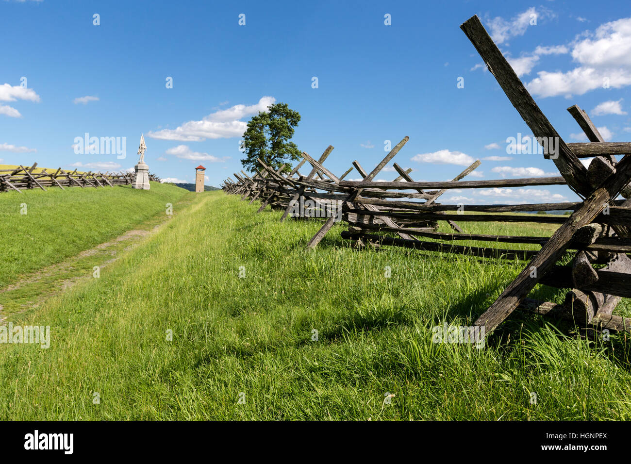 Antietam Battlefield, Maryland.  Hohlweg (blutige Spur).  Aussichtsturm im Hintergrund. Stockfoto