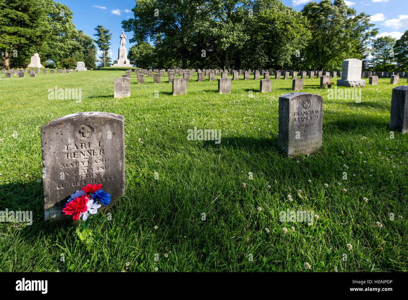 Antietam Staatsangehörig-Kirchhof, Sharpsburg, Maryland.  Gräber von Veteranen des zweiten Weltkriegs.  Soldat-Denkmal im Hintergrund. Stockfoto