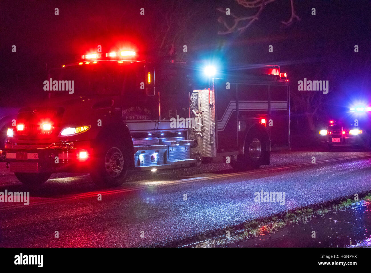 Die Szene von einem Unfall auf einer Landstraße in der Nähe von Modesto California, wo nach schweren Regenfällen. chend auf der Straße gemacht für Gefahr Stockfoto