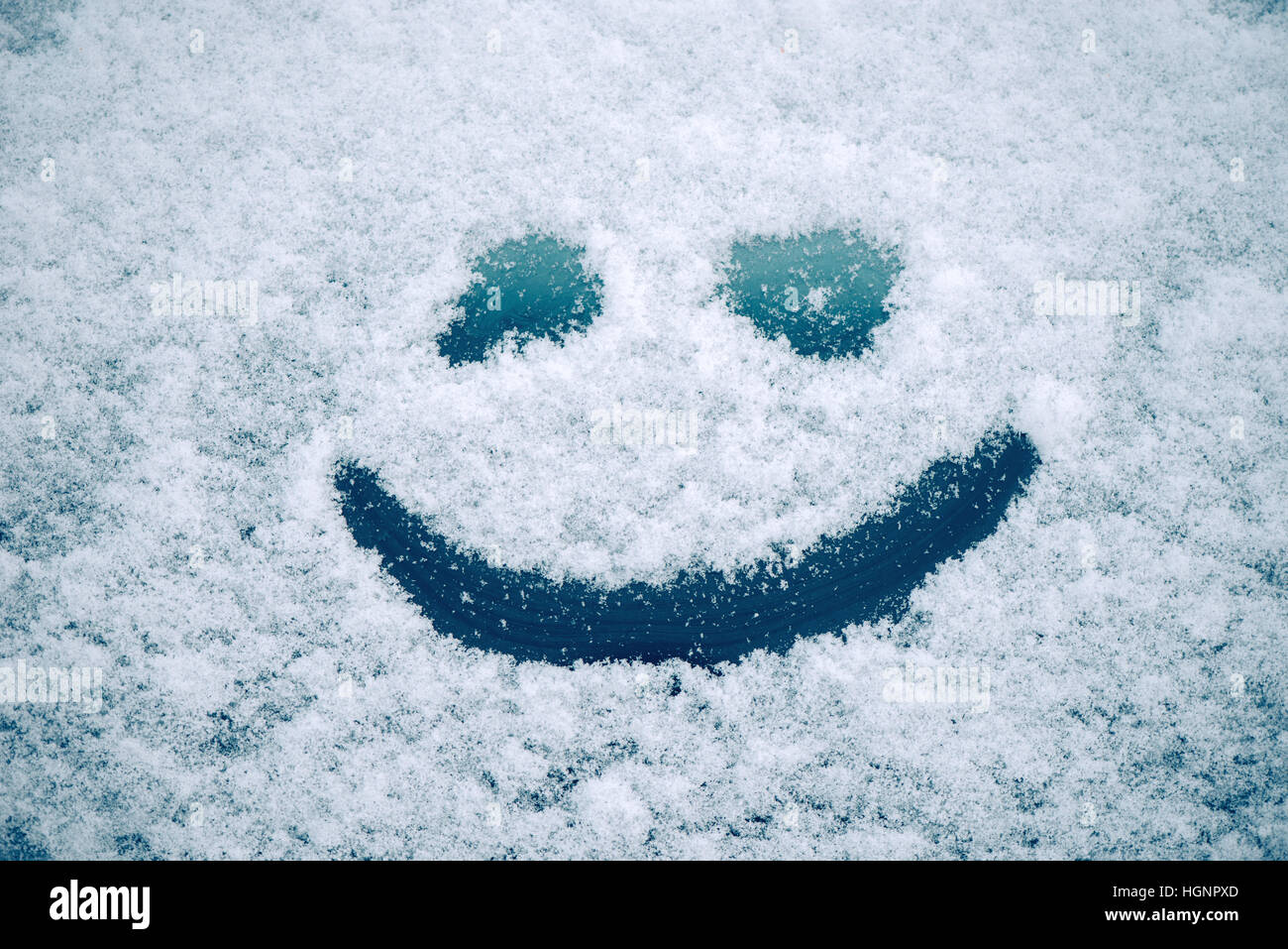 Happy Smiley Emoticon im Schnee, Winter Saison Freude und Glück-Konzept Stockfoto