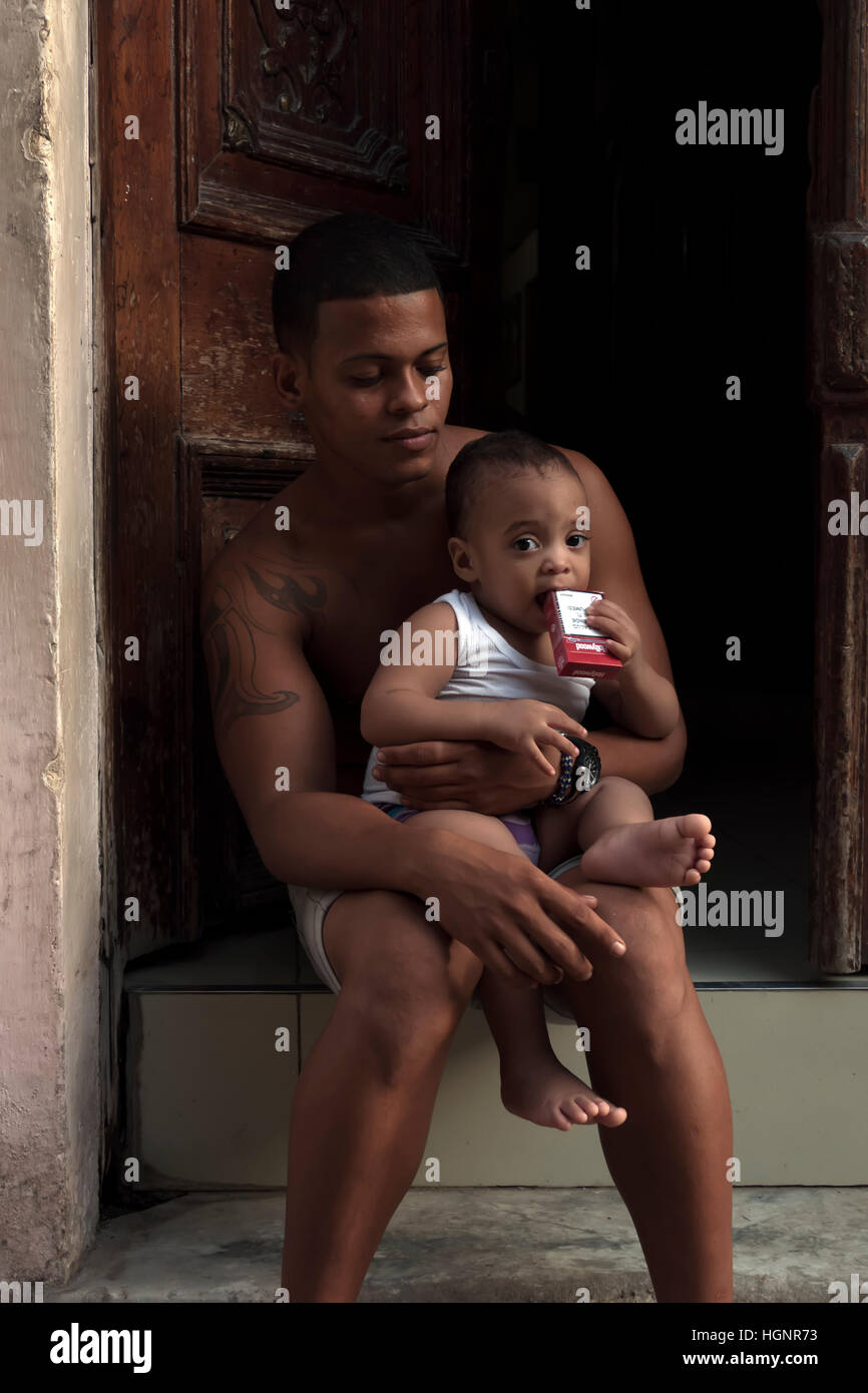 Echte kubanische Volk, Porträt von junger schwarzer Mann aus Havanna, Kuba. Hispanische Vater und Sohn auf Kamera, Papa und männliches Kind Stockfoto