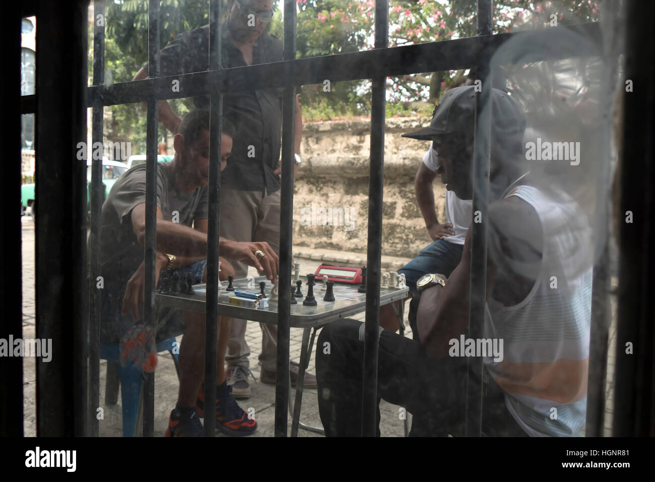 Kubanische Freunde und Freizeit, zwei Männer, die Spaß und spielen Schach-Spiel auf der Straße. Havanna, Kuba Stockfoto