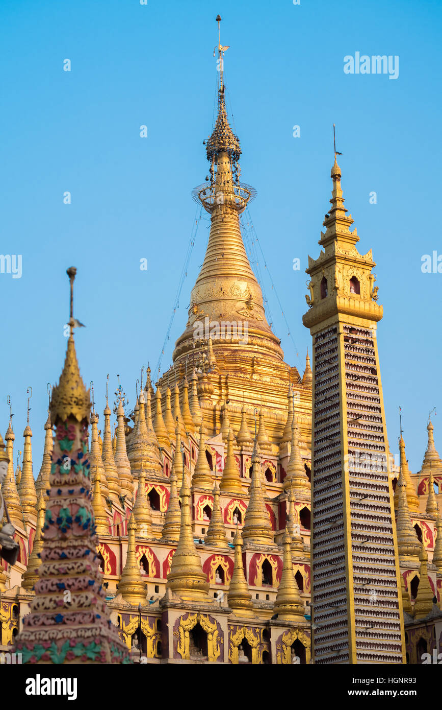 Schöne buddhistische Pagode, Thanboddhay Phaya in Monywa, Myanmar, Südostasien Stockfoto