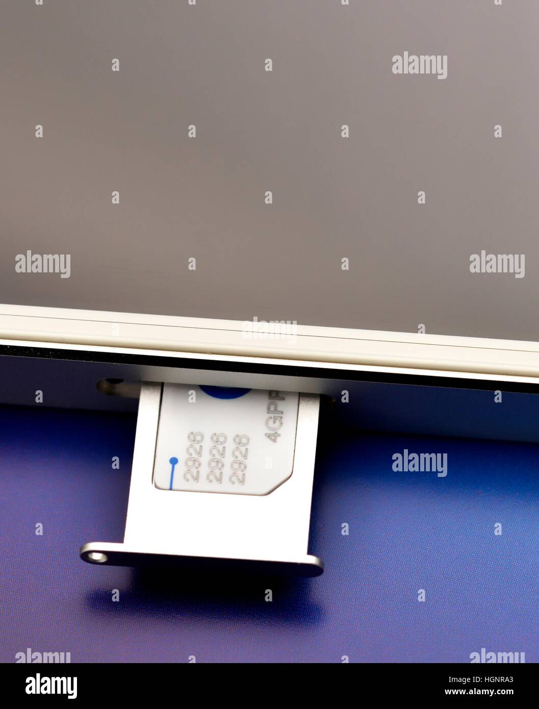 Ein Iphone Nano SIM-Karte in ein Iphone geladen werden. Stockfoto