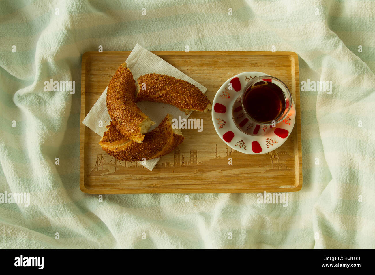 Bagel und eine Tasse türkischen Tee auf dem Holz Tablett mit Istanbul Bild auf die Bettdecke, Tod down-Ansicht Stockfoto