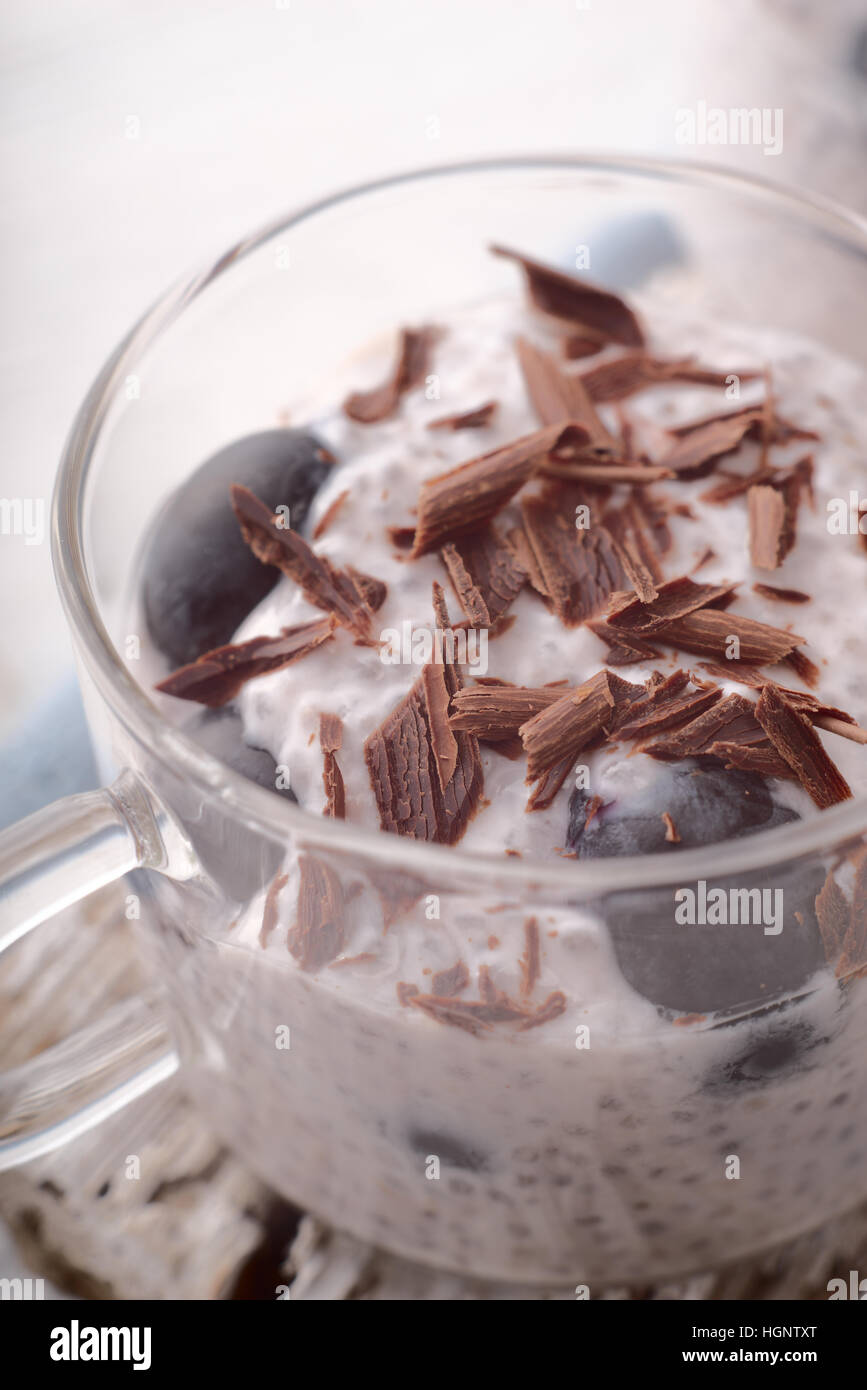 Chia Pudding mit Trauben und Schokolade Flocken auf der Glas-Tasse Stockfoto
