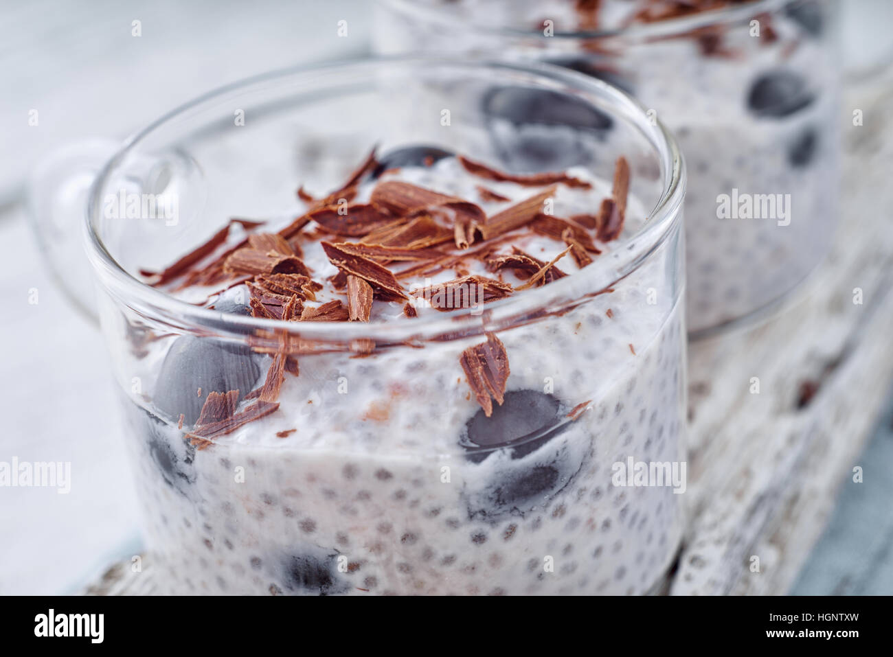 Chia Pudding mit Trauben und Schokolade Flocken auf der horizontalen Glasschale Stockfoto