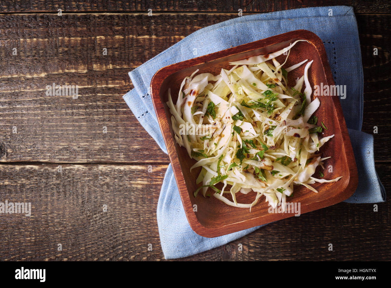 Krautsalat auf der hölzernen Tischplatte-Ansicht Stockfoto