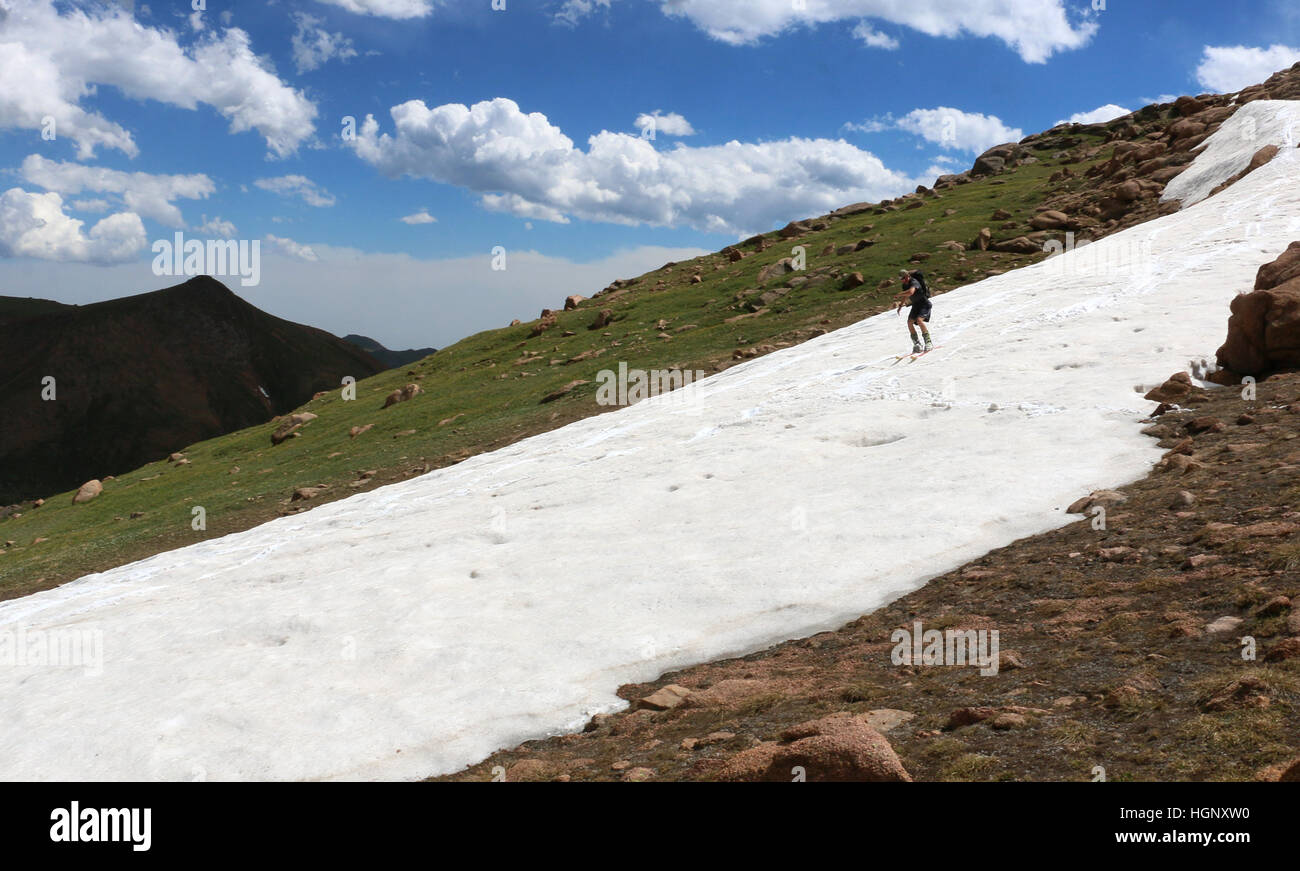Skifahrer auf Feld Pikes Peak Rocky Mountain National Schneegrat Colorado Stockfoto