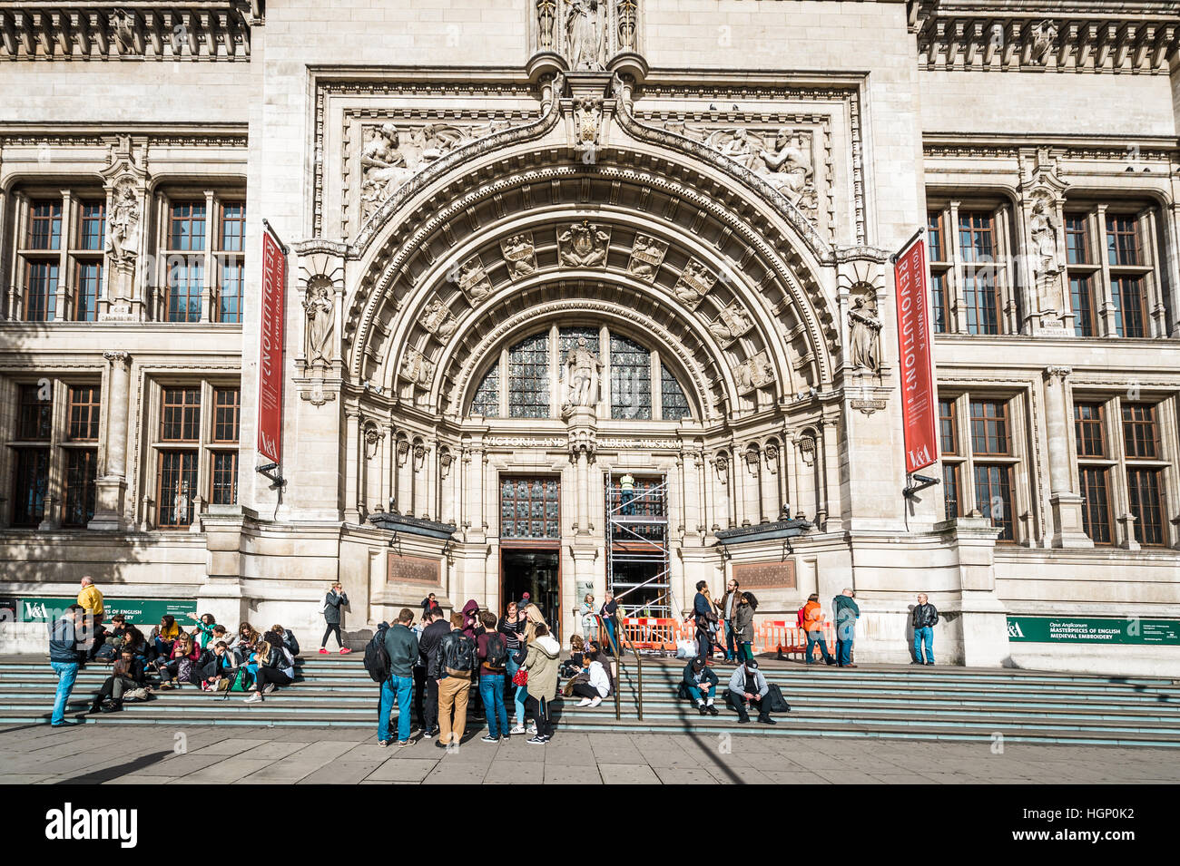 London, Vereinigtes Königreich - 17. Oktober 2016: Menschen sind in der Nähe von Victoria und Albert Museum in London, UK sammeln Stockfoto