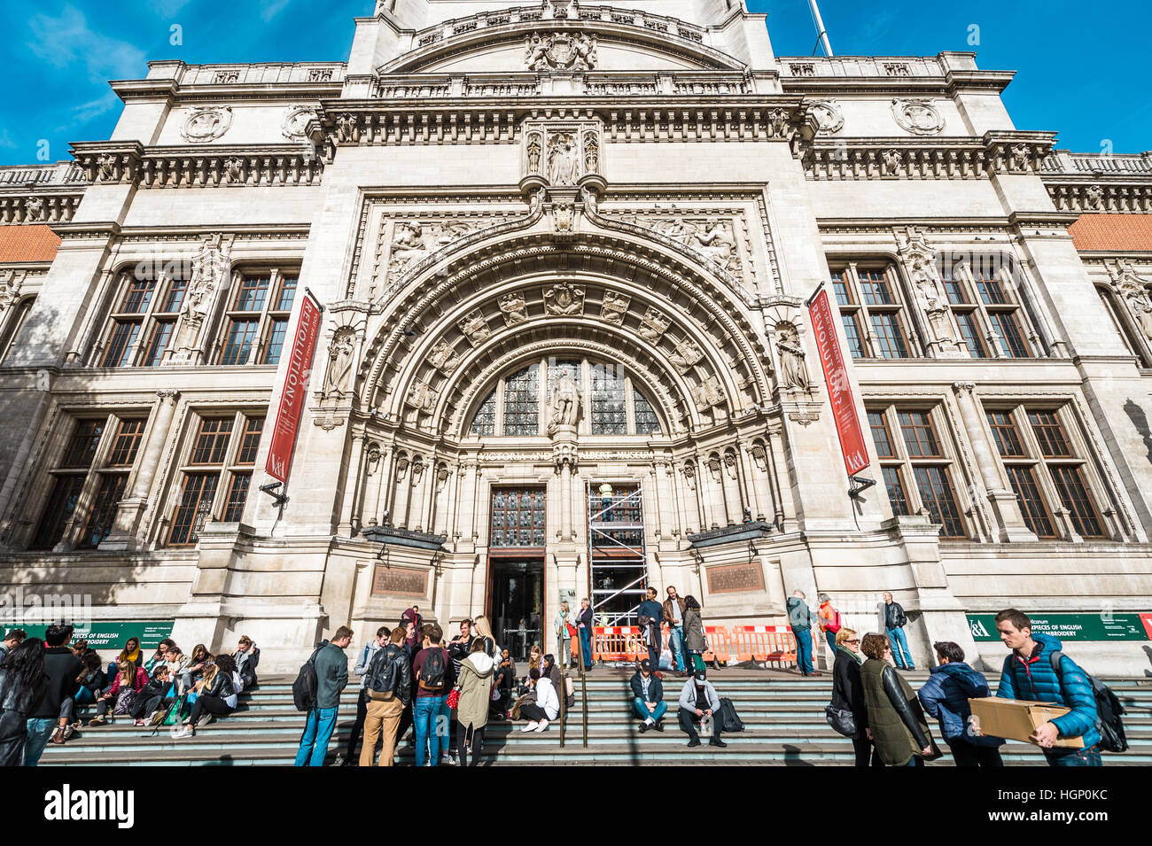 London, Vereinigtes Königreich - 17. Oktober 2016: Menschen sind in der Nähe von Victoria und Albert Museum in London, UK sammeln Stockfoto