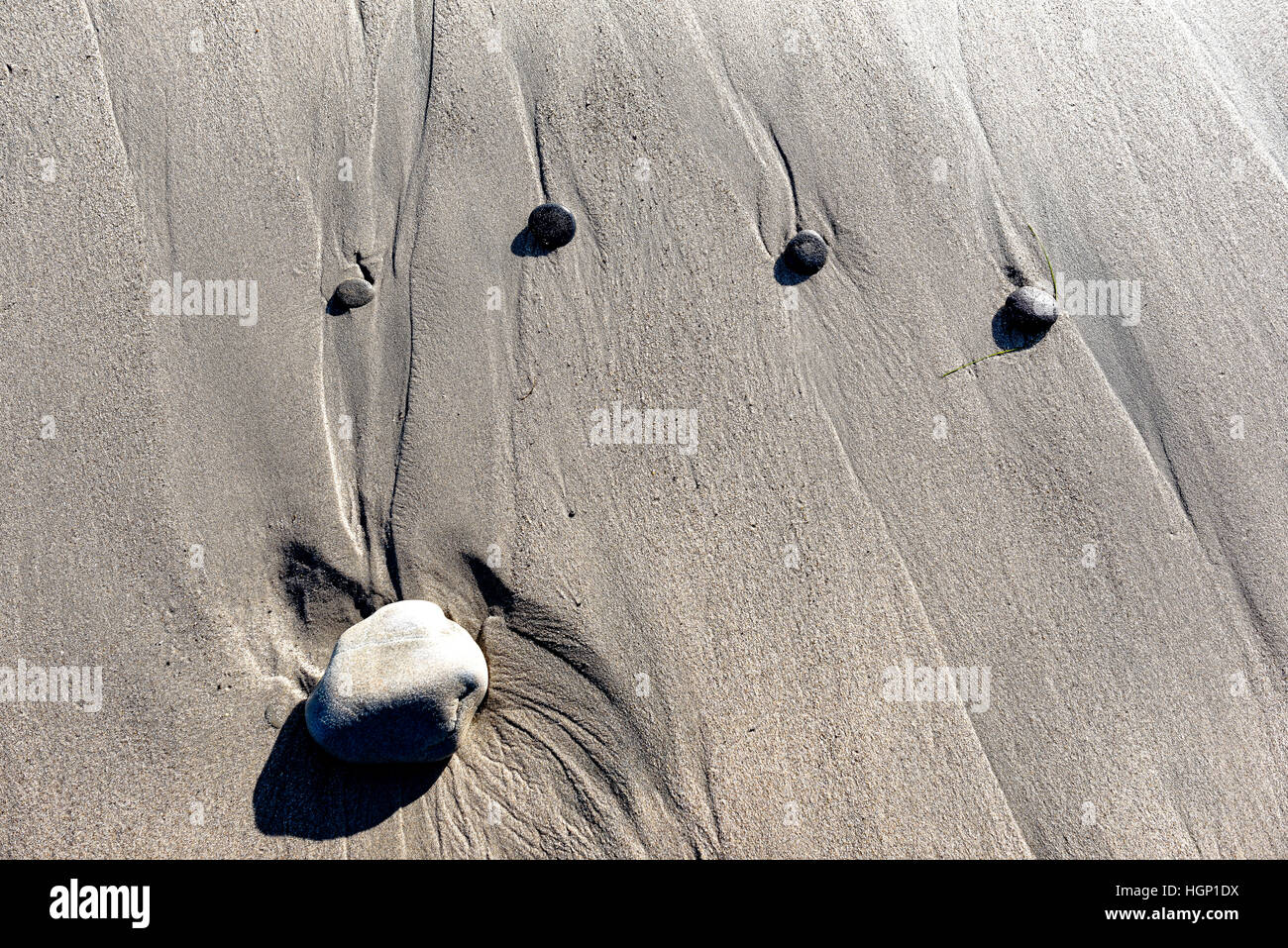 Vorbeifahrenden Welle verstreute Steine, zen Stockfoto