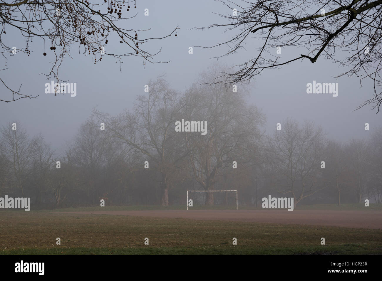 Ein Torpfosten, sich abheben von der Clearing-Nebel auf Clapham Common, Südlondon. Stockfoto