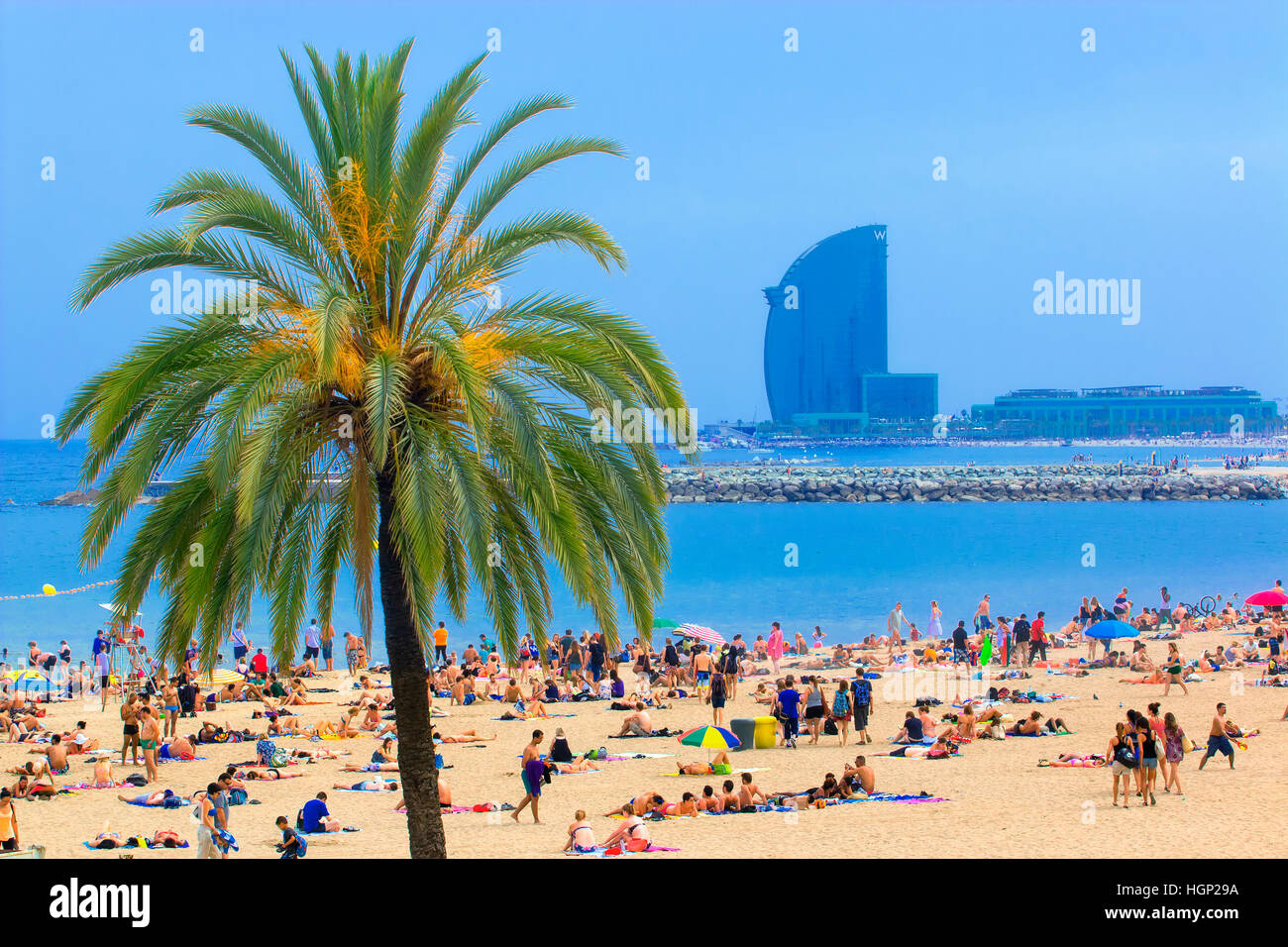 Der Strand von Barceloneta und W Hotel in Barcelona Stockfoto