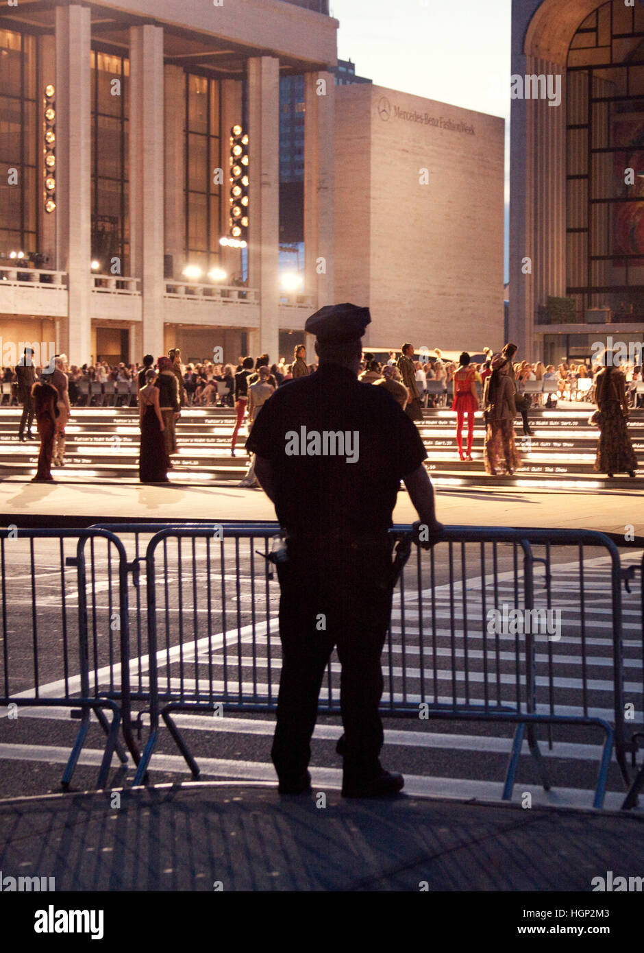 New Yorker Polizist beobachtet die Eröffnung einer Modenschau in New York Fashion Week Stockfoto