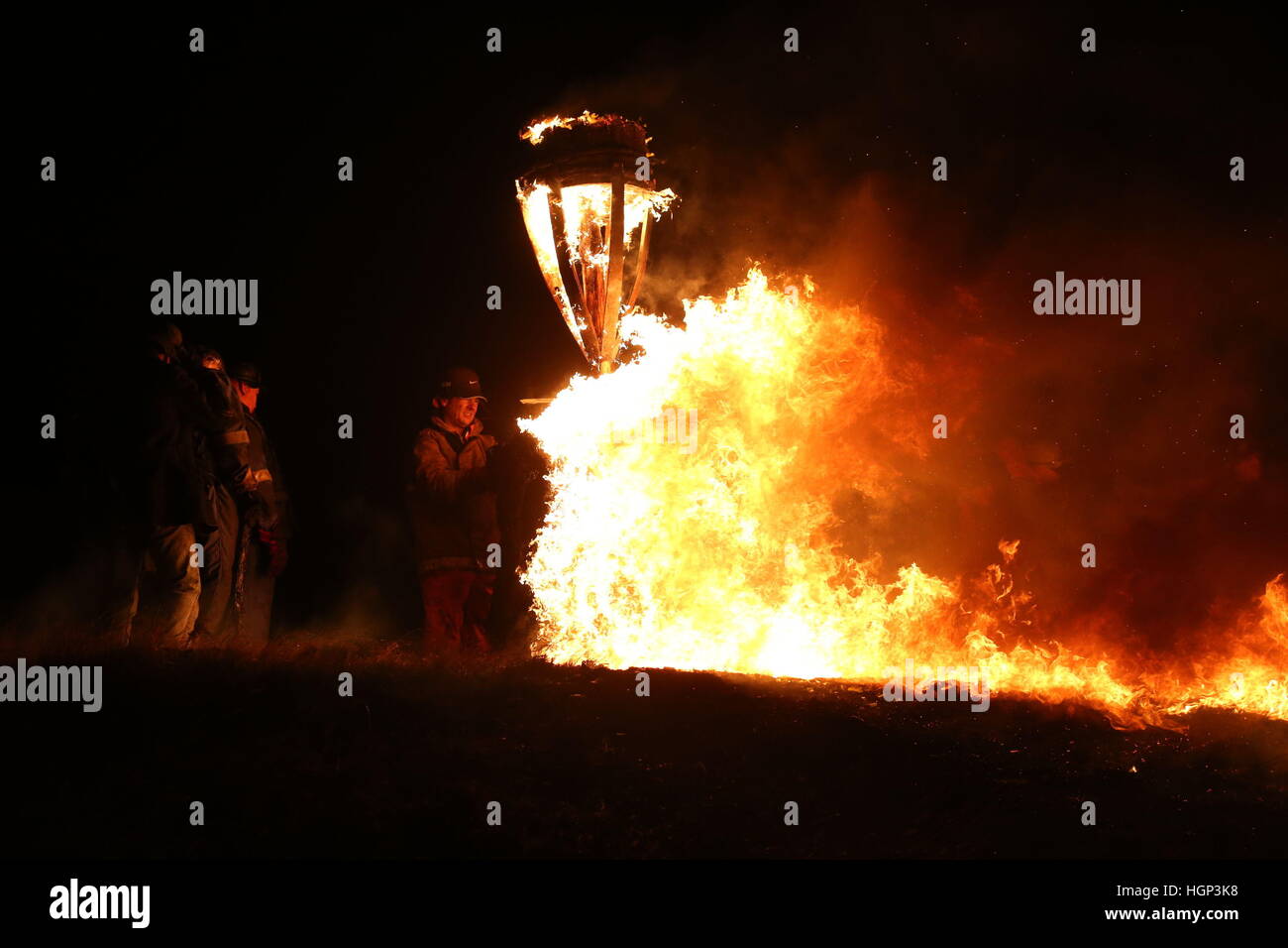 Die brennenden Clavie nach der Clavie-Crew es durch die Straßen von Burghead in Moray zum nahe gelegenen Doorie-Hügel, wo die Hälfte-Fass gefüllt mit Holzwolle und Teer wurde ein Feuer-Leuchtfeuer, vorgeführt. Stockfoto