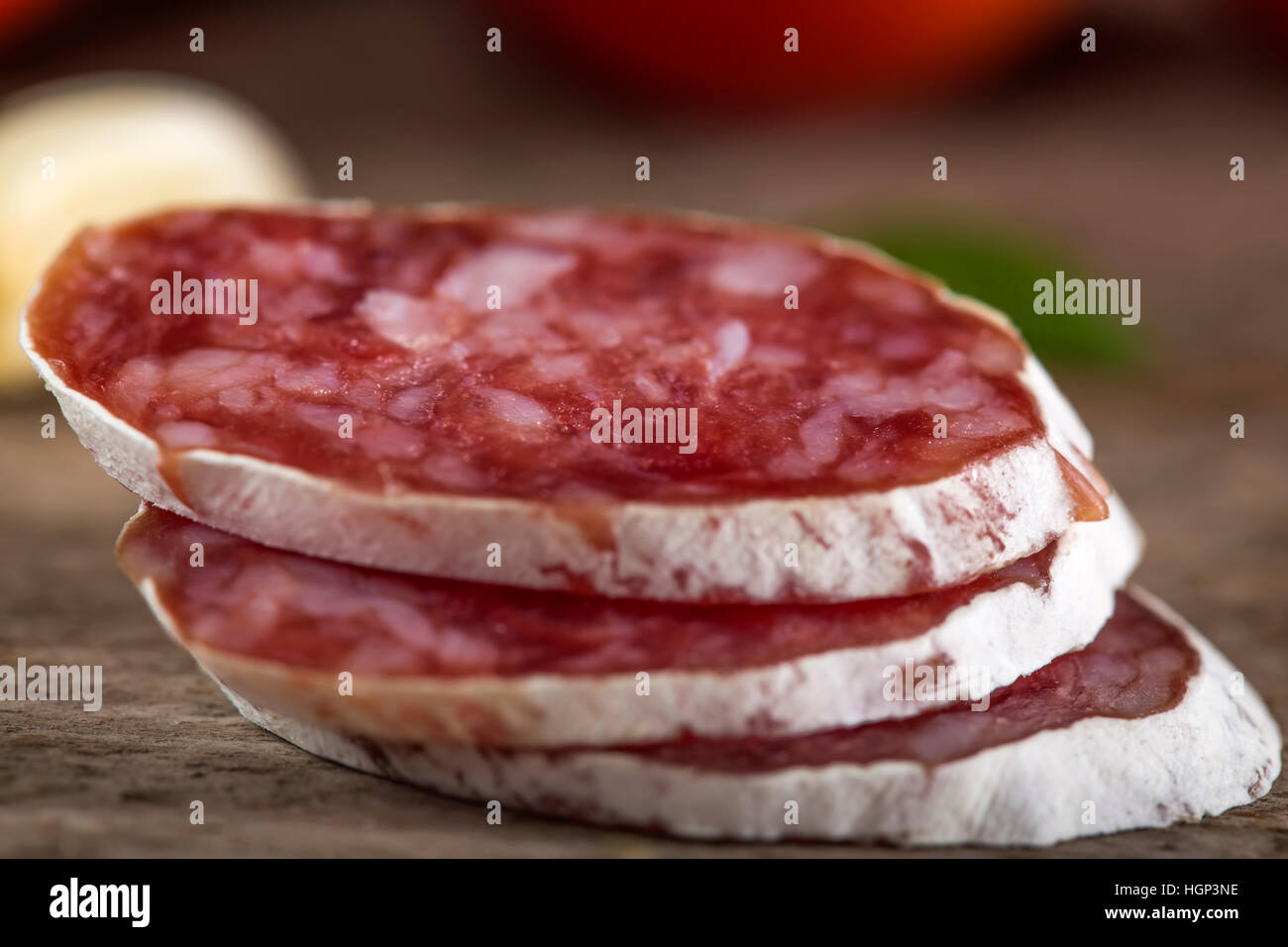 Nahaufnahme von drei italienische Salami-Scheiben über hölzerne Hintergrund Stockfoto