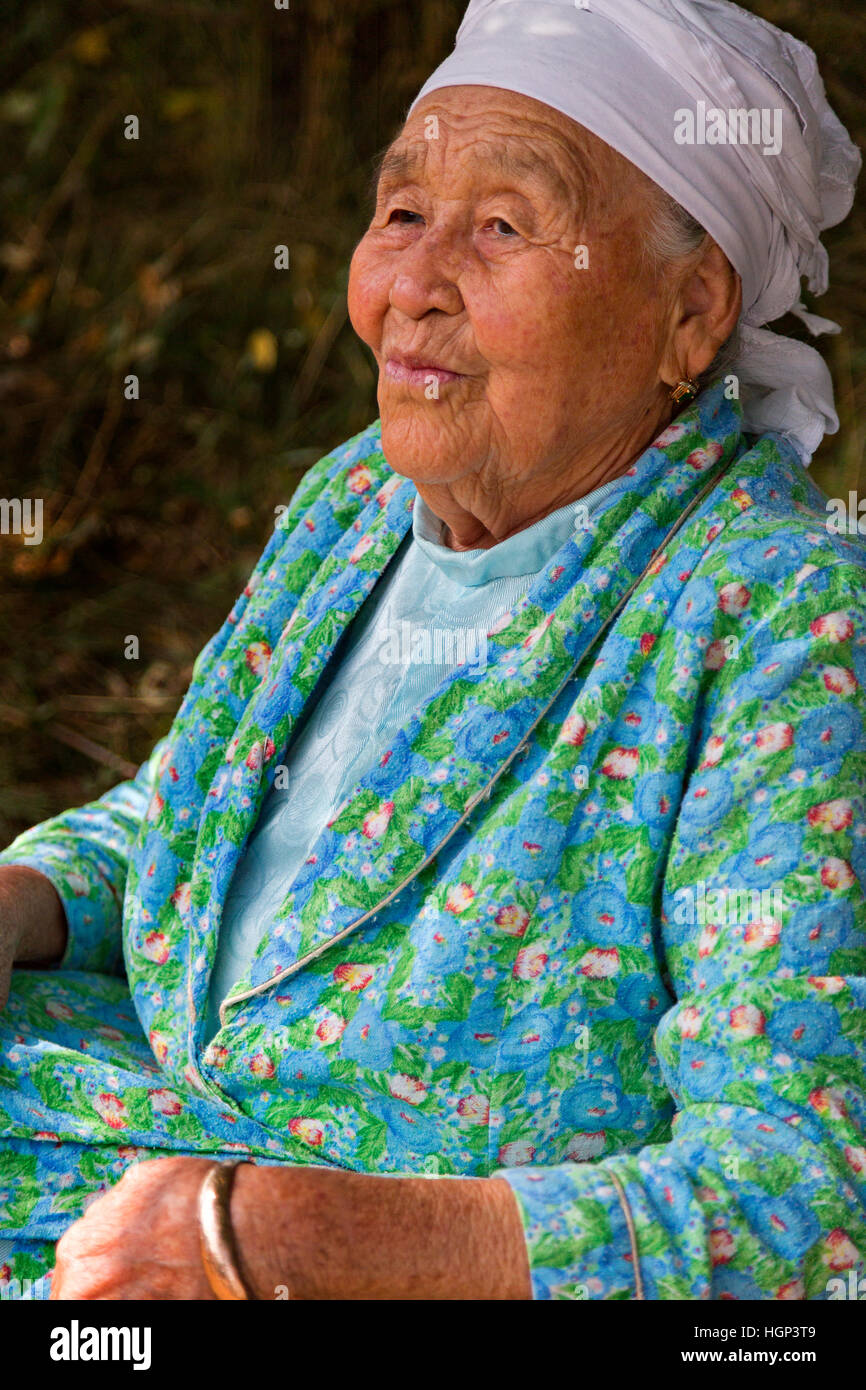 Kasachische ältere Dame in Altyn Emel, Kasachstan Stockfoto