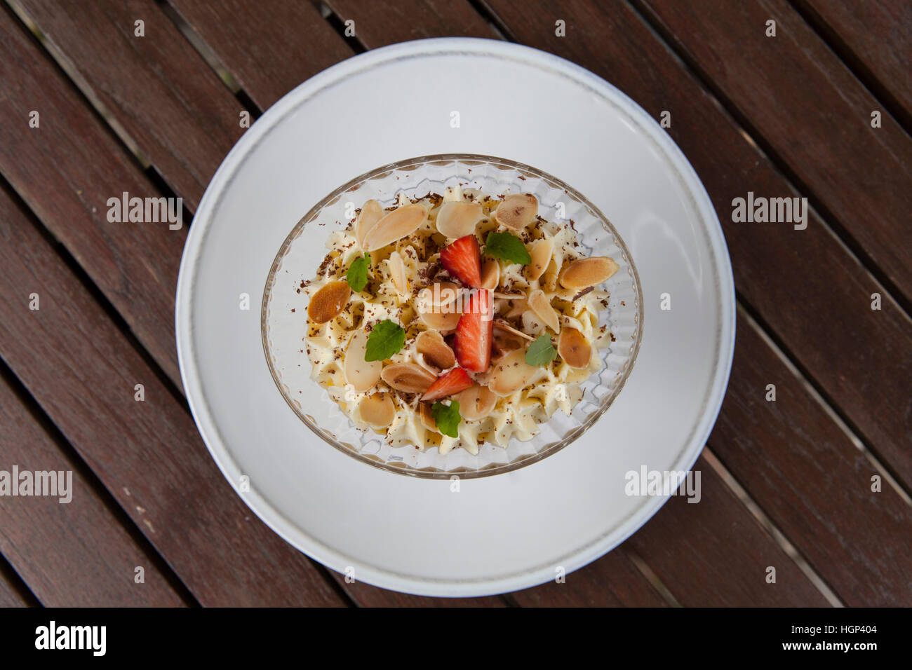 Kleinigkeit, die Astor Grill. Kleinigkeit in der englischen Küche ist ein Dessert mit Früchten, eine dünne Schicht der Schwamm Finger oder Biskuit Stockfoto