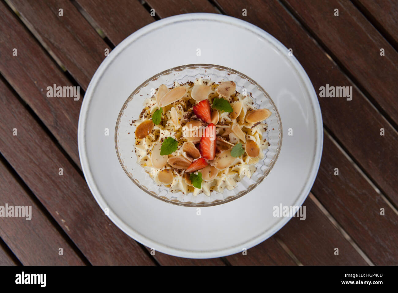 Kleinigkeit, die Astor Grill. Kleinigkeit in der englischen Küche ist ein Dessert mit Früchten, eine dünne Schicht der Schwamm Finger oder Biskuit Stockfoto