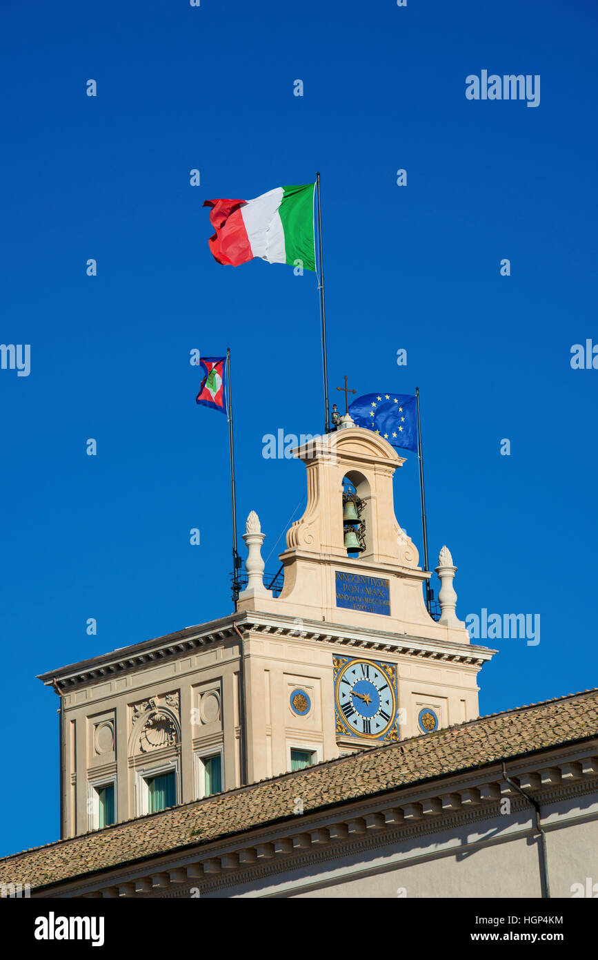 "Turm der Winde", Quirinal Hügel Renaissance Uhrturm mit italienischen Nationalflagge, erbaut im 16. Jahrhundert Stockfoto