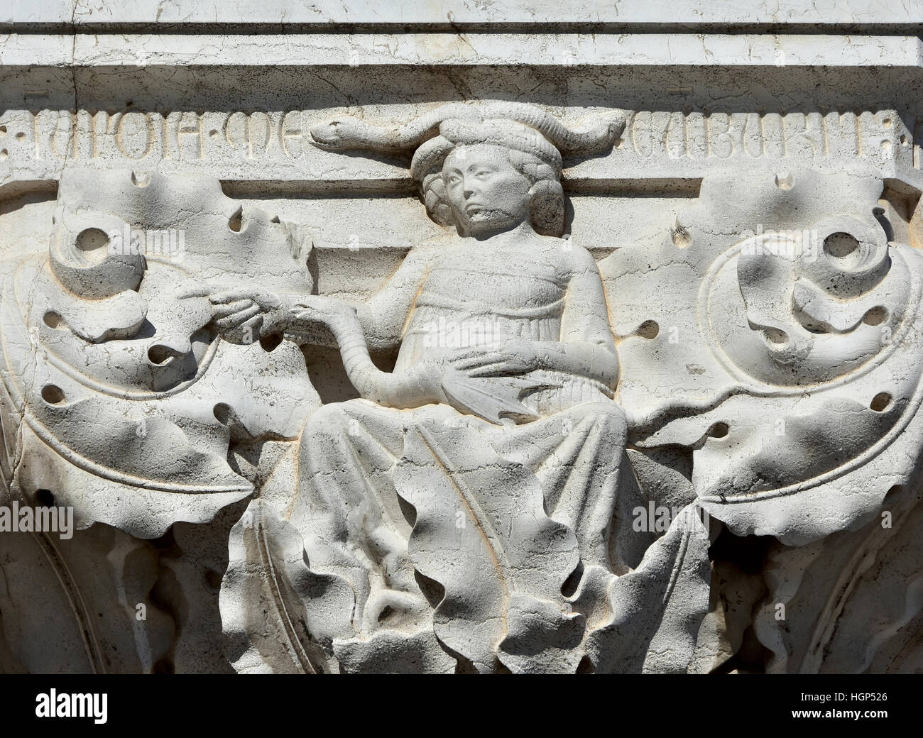 Böse Hexe Relief mit Schlangen und Drachen symbolisiert Neid Vice auf Doge Palast Kapital in Venedig Stockfoto